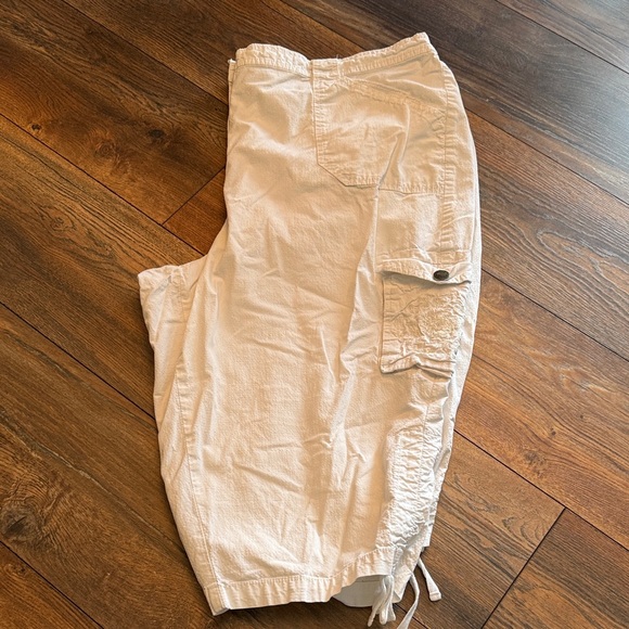 Liz & Me Pants - Liz & Me Off White Cargo Shorts - Size 20W